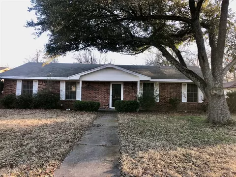 2825 Windy Dr, Commerce, TX 75428