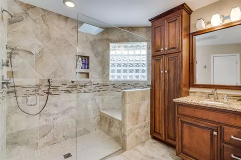 Bath - 733 Eagle Dr, Coppell, TX 75019 photo 2 of 3