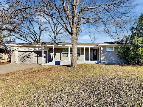 209 Bedford Ct E, Bedford, TX 76022