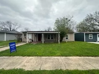 921 Indian Hills Dr, Grand Prairie, TX 75051
