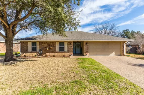 245 Cross Country Dr, Hewitt, TX 76643