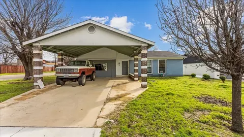 2502 Donna Dr, Grand Prairie, TX 75051