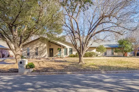 1009 Loch Lomond Dr, Arlington, TX 76012