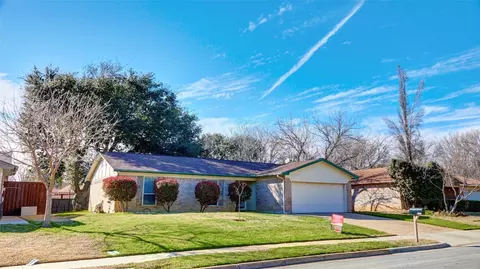 3121 Meadow Wood Ln, Bedford, TX 76021