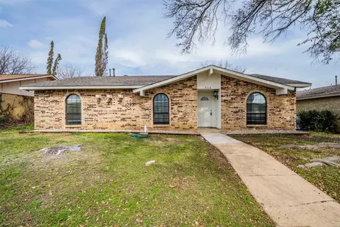 718 Bluebonnet Dr, Grand Prairie, TX 75052