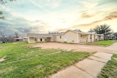 313 W 4th St, Breckenridge, TX 76424