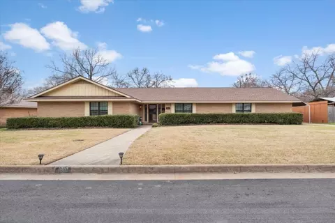 1910 Wes Hardin Cir, Bonham, TX 75418