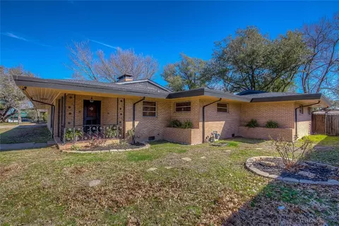 5203 Stonewall St, Greenville, TX 75402