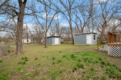 Exterior - 101 E Hull St, Denison, TX 75021 photo 7 of 10