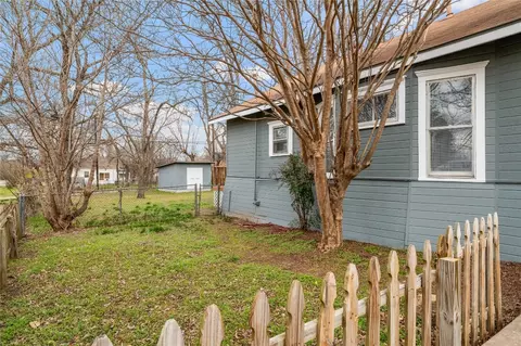 Exterior - 101 E Hull St, Denison, TX 75021 photo 8 of 10