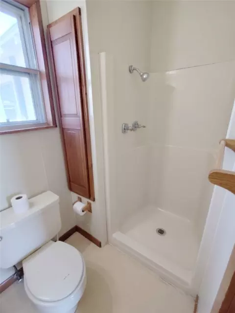 Bath - 710 E 23rd St, Cisco, TX 76437 photo 2 of 3