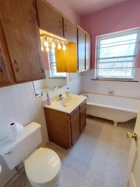 Bath - 710 E 23rd St, Cisco, TX 76437 photo 3 of 3