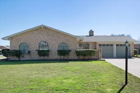 2851 Elsinor Dr, Fort Worth, TX 76116