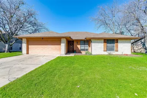 1221 Trammell Dr, Benbrook, TX 76126