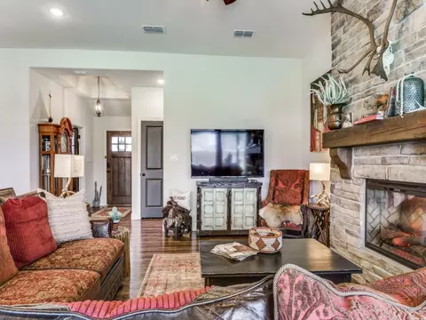 108 Kens Ct, Pilot Point, TX 76258 photo 3