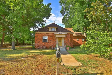 607 SE 4th St, Knox City, TX 79529