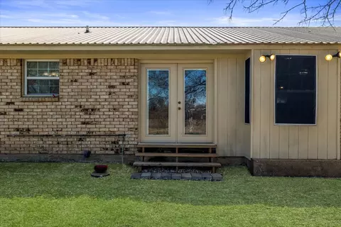 Exterior - 304 W Thomas St, Leonard, TX 75452 photo 4 of 9
