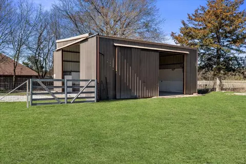 Exterior - 304 W Thomas St, Leonard, TX 75452 photo 6 of 9