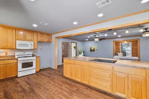 Kitchen - 304 W Thomas St, Leonard, TX 75452 photo 5 of 7