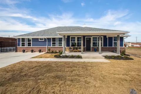 Exterior - 211 E Wall St, Grapevine, TX 76051 photo 1 of 7