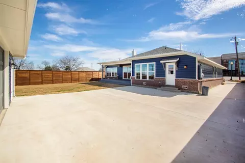Exterior - 211 E Wall St, Grapevine, TX 76051 photo 4 of 7