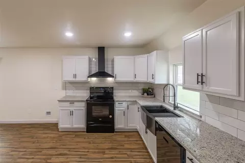 Kitchen - 628 E Murray St, Denison, TX 75021 photo 3 of 5