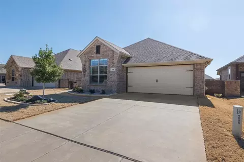 206 Captains Ct, Granbury, TX 76049