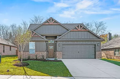105 Maverick Ln, Pilot Point, TX 76258