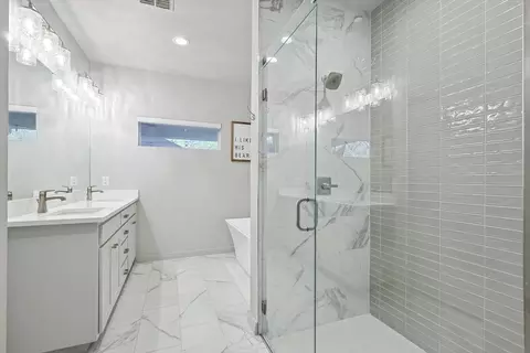 Bath - 960 Meadow Bend Loop S, Grapevine, TX 76051 photo 2 of 5