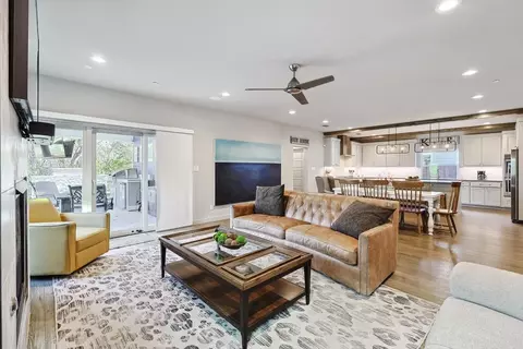Living - 960 Meadow Bend Loop S, Grapevine, TX 76051 photo 3 of 4