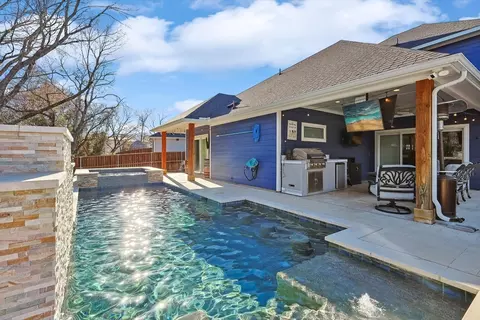Exterior - 960 Meadow Bend Loop S, Grapevine, TX 76051 photo 6 of 7