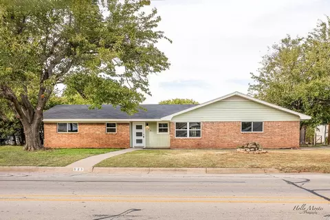 523 W 3rd St, Burkburnett, TX 76354