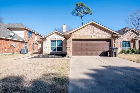 549 Cross Ridge Cir N, Fort Worth, TX 76120