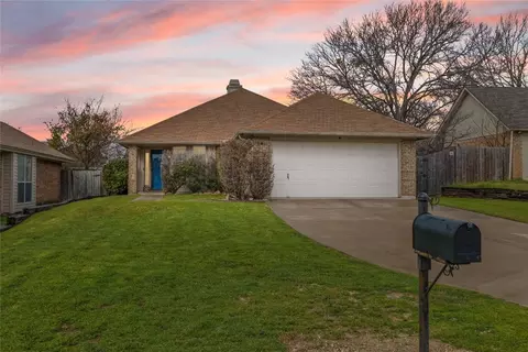 105 Prospector Ct, Fort Worth, TX 76108