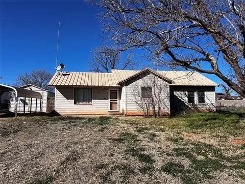 407 W North 1st St, Roby, TX 79543
