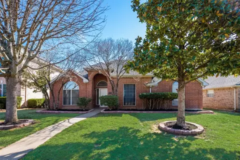 1022 Essex Dr, Cedar Hill, TX 75104