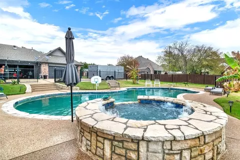 702 Meadow View Dr, Cleburne, TX 76033