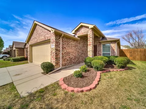 8713 Yosemite Trl, Cross Roads, TX 76227