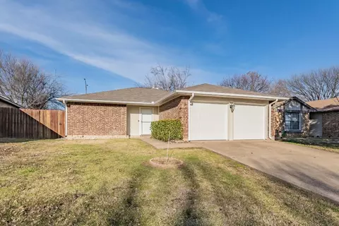 203 Blueleaf Dr, Arlington, TX 76018
