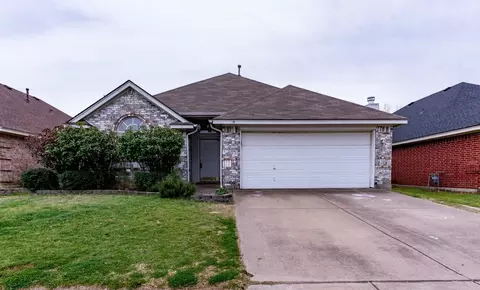 8924 Saranac Trl, Fort Worth, TX 76118