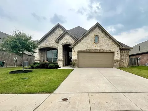 909 Cloudlock Dr, Saginaw, TX 76179