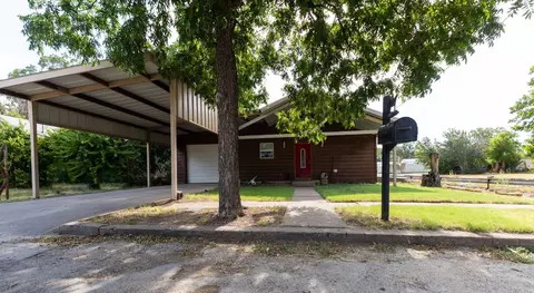 300 N Nueces St, Coleman, TX 76834
