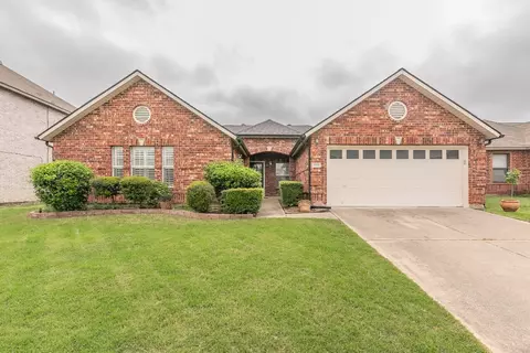 5208 Blue Cir, Haltom City, TX 76137