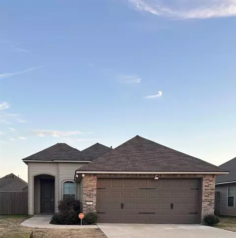 4037 False River Dr, Bossier City, LA 71111