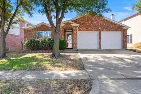 829 Paint Horse Trl, Saginaw, TX 76131