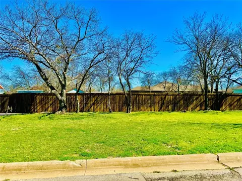 304 Hallvale Dr, White Settlement, TX 76108