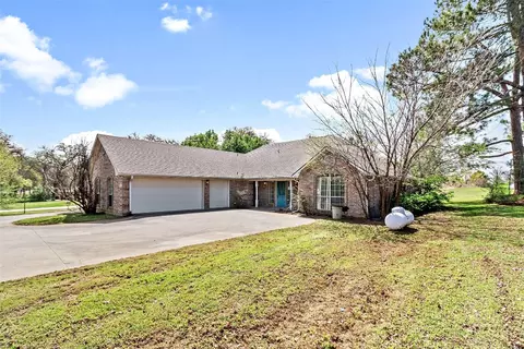 205 San Chez Dr, Lake Kiowa, TX 76240