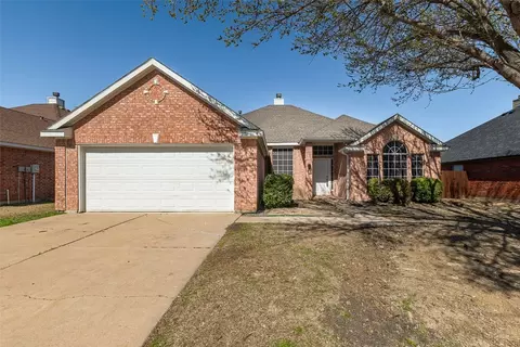 211 Fort Edward Dr, Arlington, TX 76002