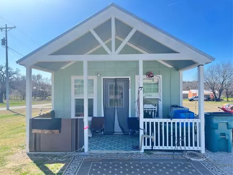200 W Riley St, Bowie, TX 76230