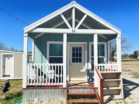 506 Green St, Bowie, TX 76230